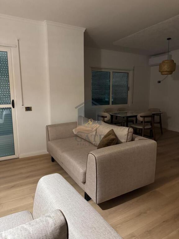Jepet me Qira Apartament 2+1+2 Ballkone tek Shkembi Kavajes
