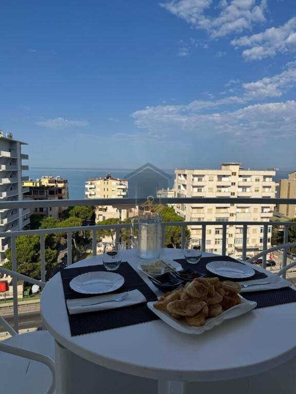 Jepet me Qira Apartament 2+1+2 Ballkone tek Shkembi Kavajes