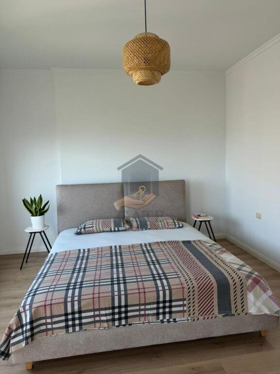 Jepet me Qira Apartament 2+1+2 Ballkone tek Shkembi Kavajes