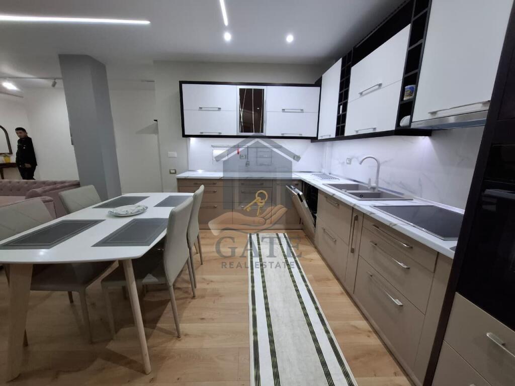 Shitet, Apartament 3+1+2+2, Prane Markates, Durres!