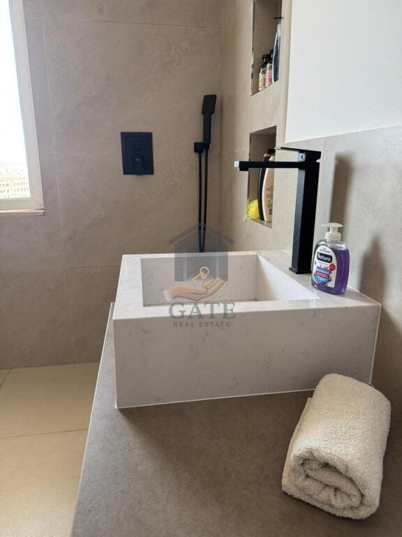 Jepet me Qira Apartament 2+1+2 Ballkone tek Shkembi Kavajes