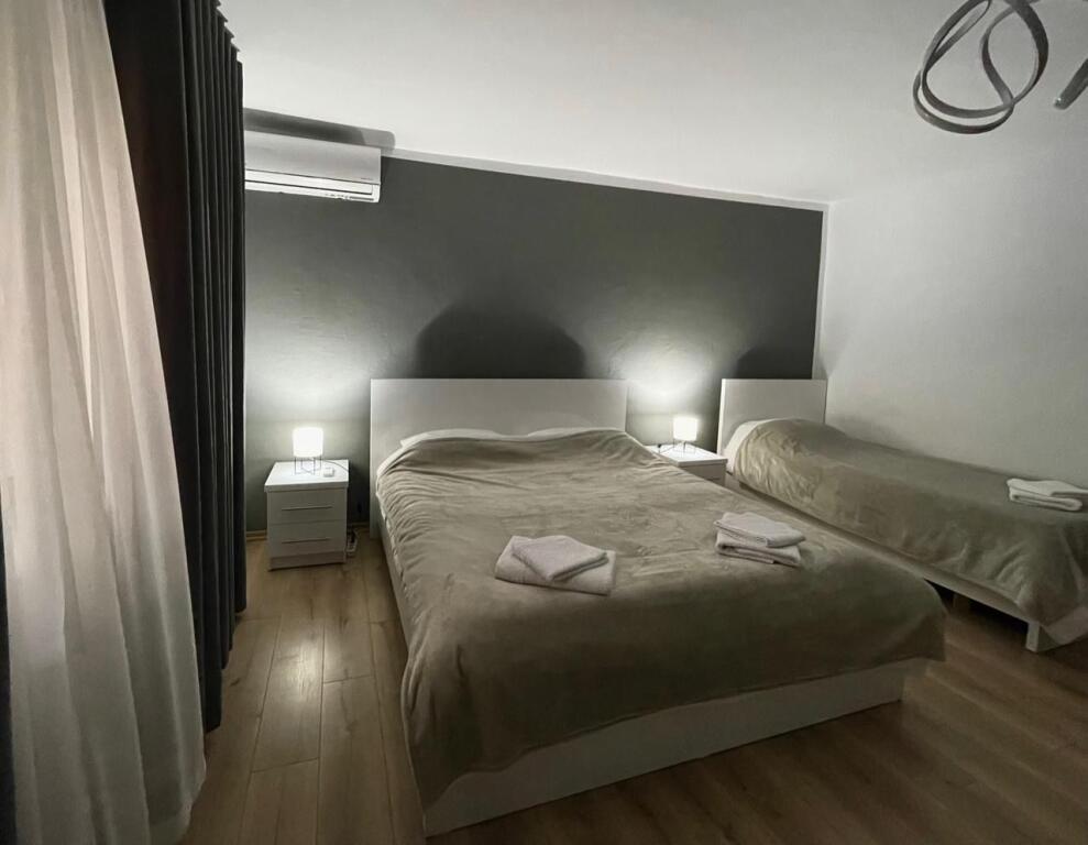 Jepet me qira apartament 1+1, Qender, Rruga e Barrikadave.