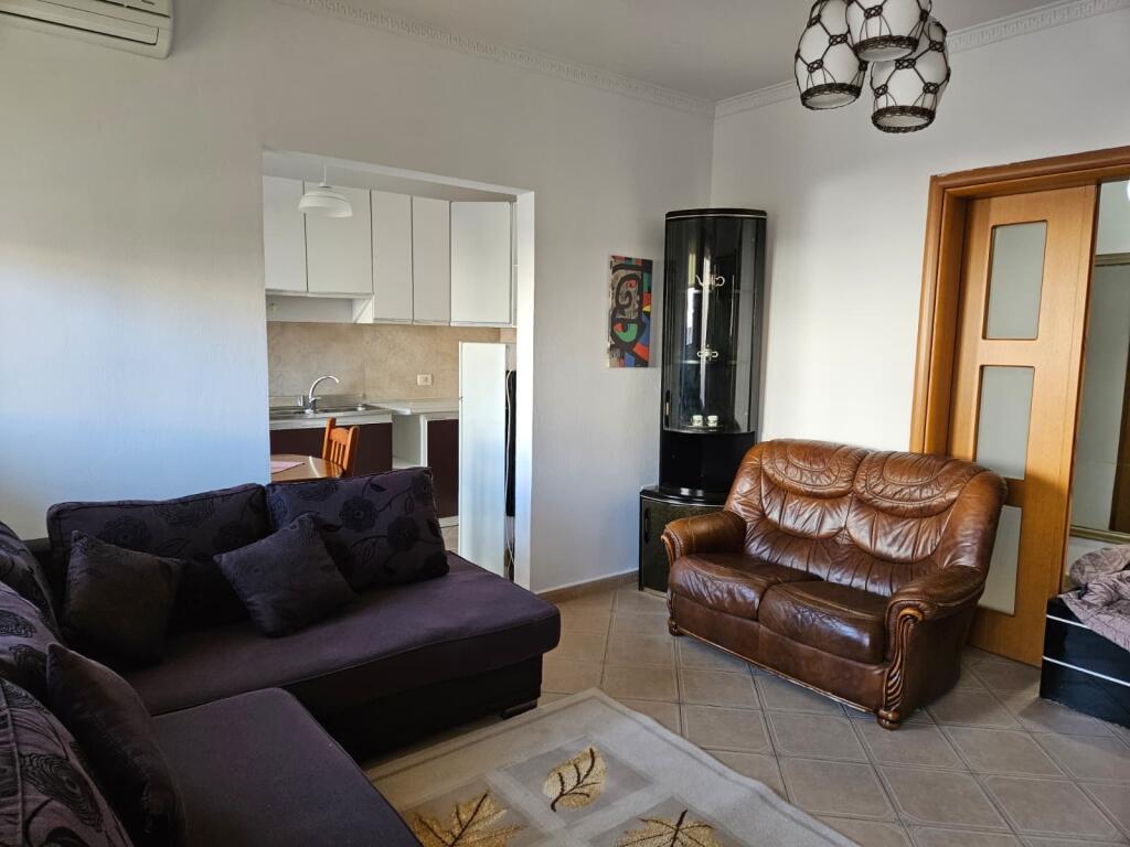 Jepet me qera apartament 1+1 te Kodra e Diellit!