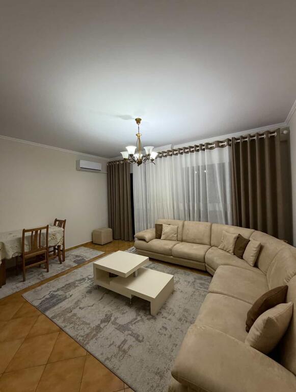 Apartament 2+1 me qira tek Komuna e Parisit!