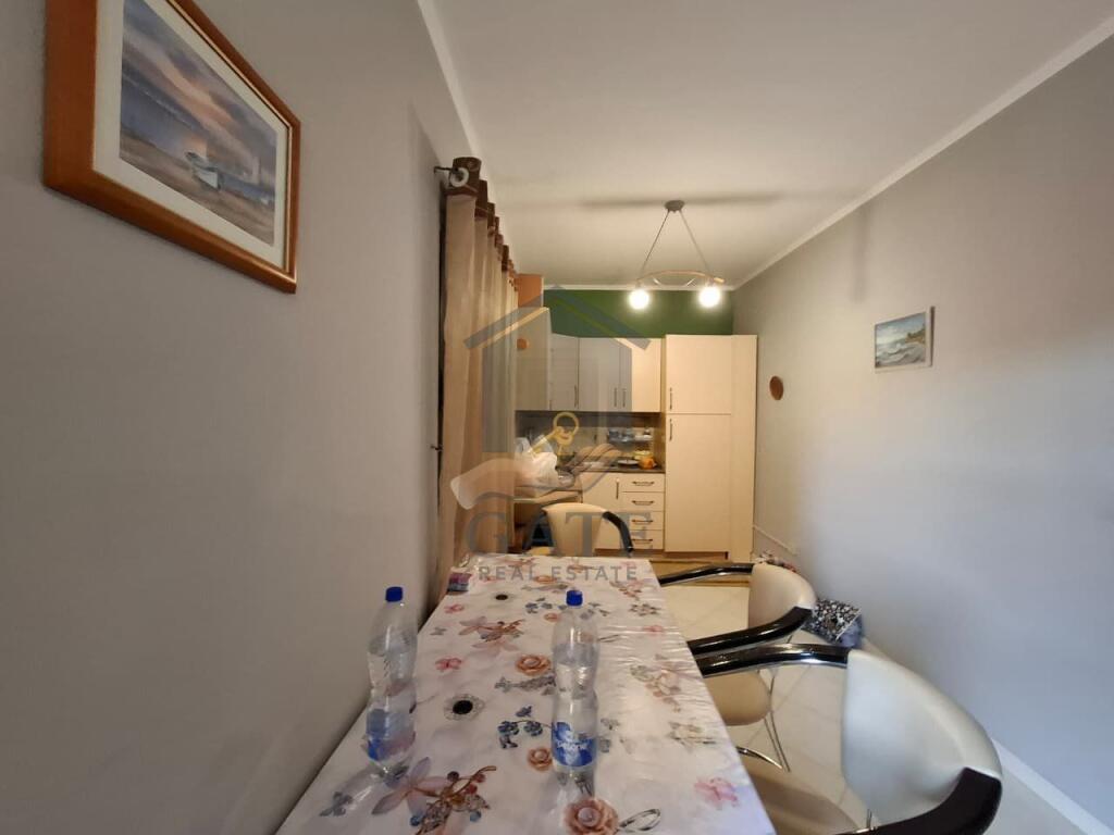 Jepet me Qira Apartament 1+1 + Verandë – Plazh Iliria, Kati 7 me Ashensor