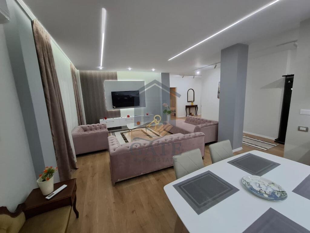 Shitet, Apartament 3+1+2+2, Prane Markates, Durres!