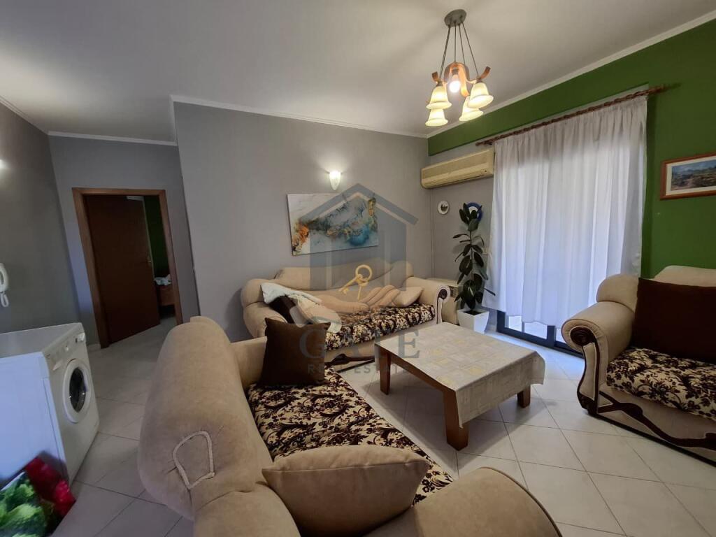 Jepet me Qira Apartament 1+1 + Verandë – Plazh Iliria, Kati 7 me Ashensor