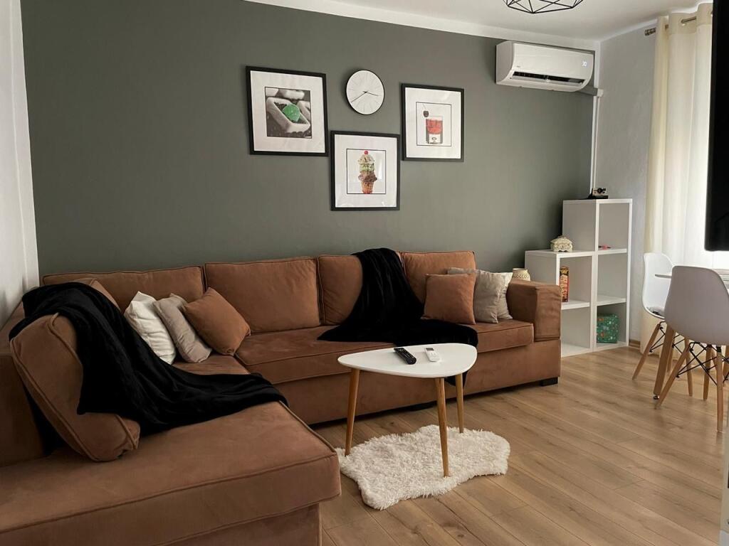 Jepet me qira apartament 1+1, Qender, Rruga e Barrikadave.