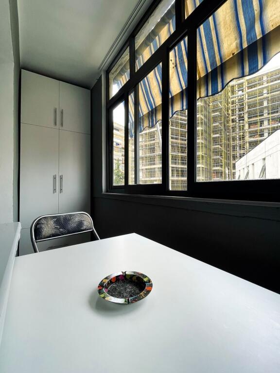 Jepet me qira apartament 1+1, Qender, Rruga e Barrikadave.