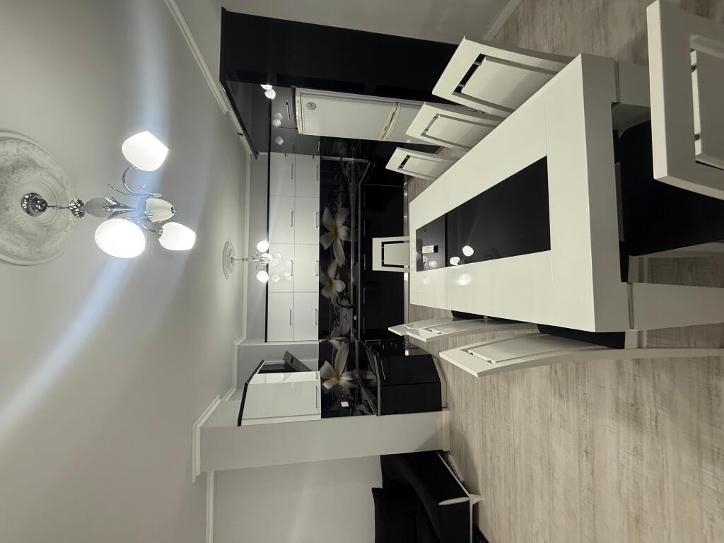 Appartamento di lusso nel centro 2+1+3 (3100 euro)