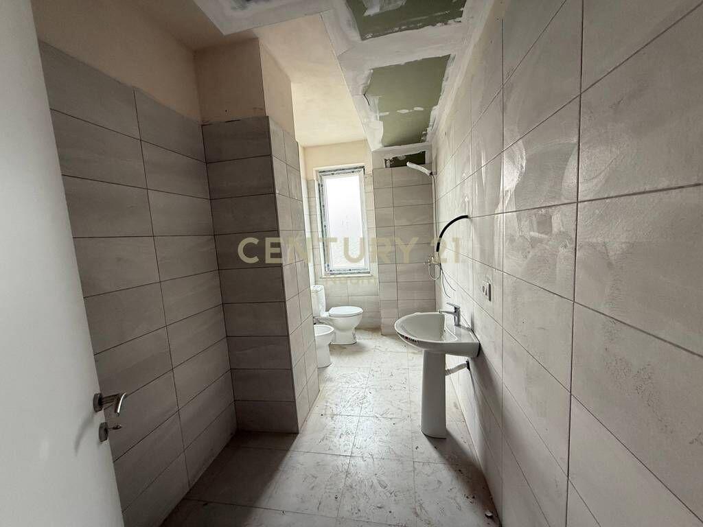 Shitet Apartament 2+1+2, tek Shkolla e Bashkuar!!