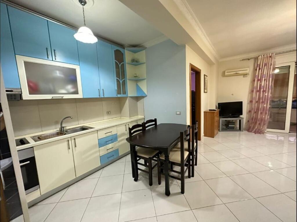 Apartament 1+1+Garazh me Qera Afatgjate - prane restorant Salvadore, Vlore