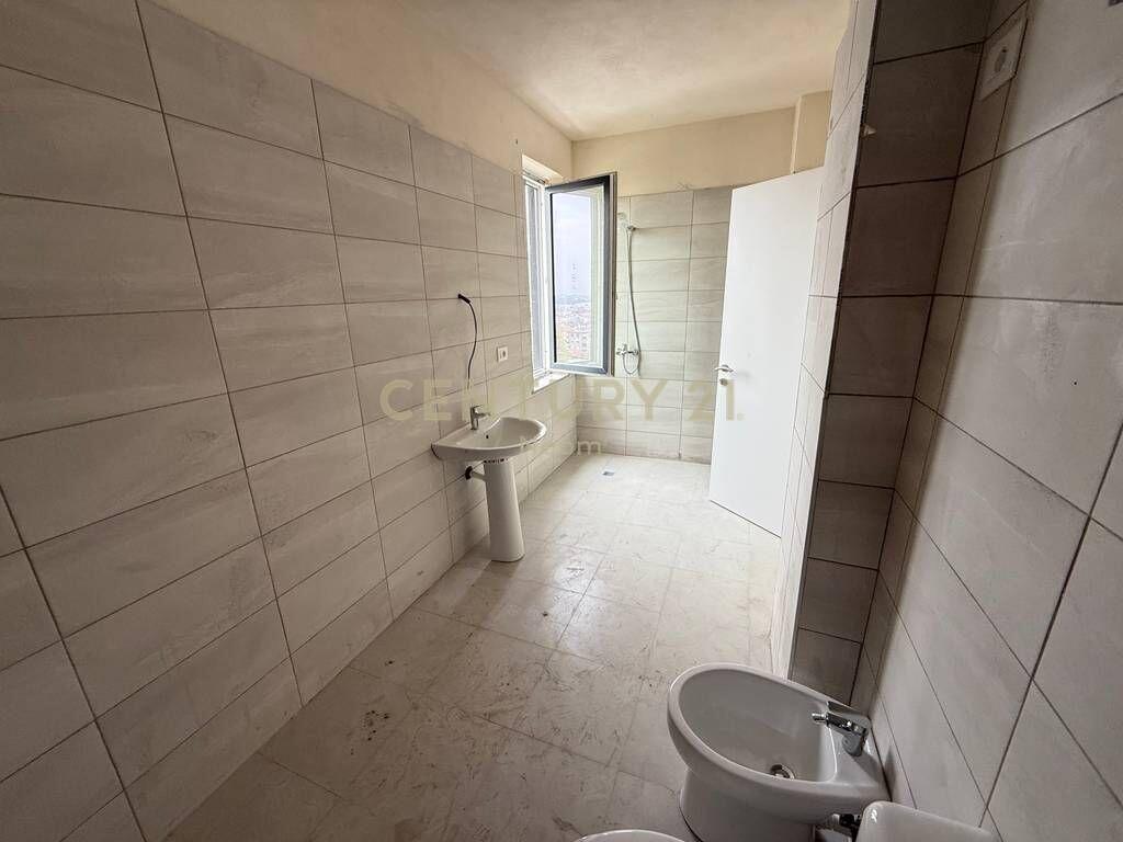 Shitet Apartament 2+1+2, tek Shkolla e Bashkuar!!