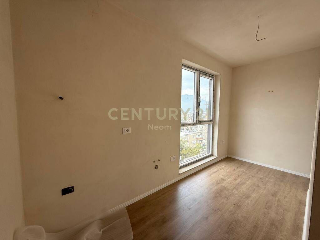 Shitet Apartament 2+1+2, tek Shkolla e Bashkuar!!