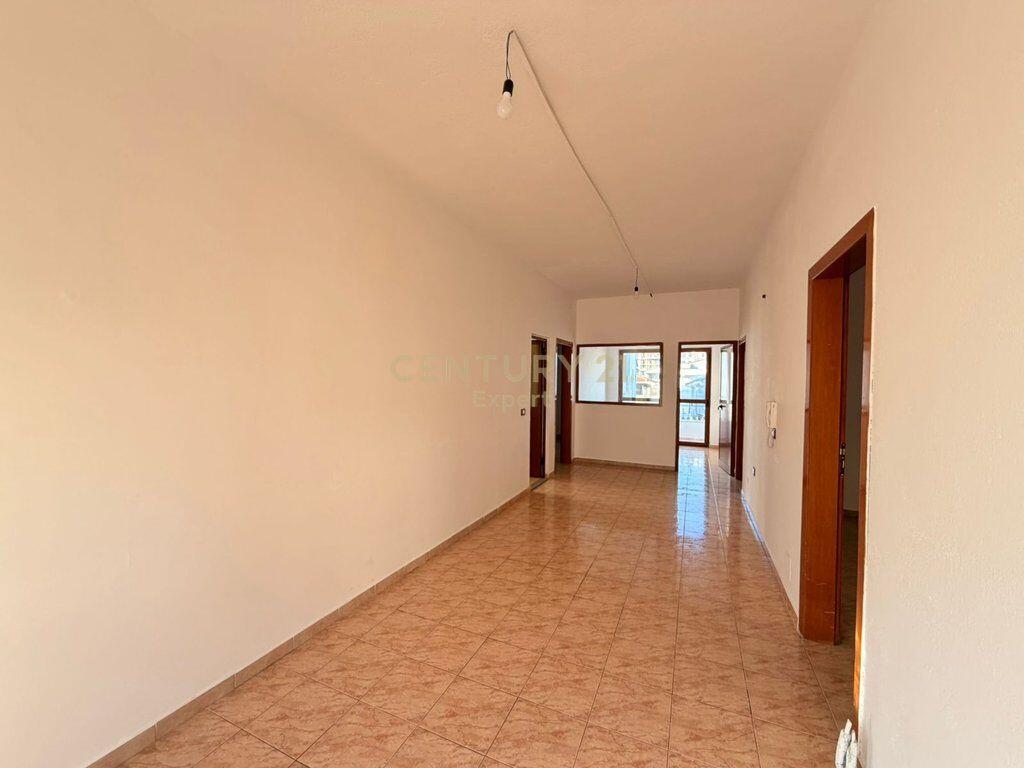 Jepet me qira vilë 4-kateshe pranë Globe Center