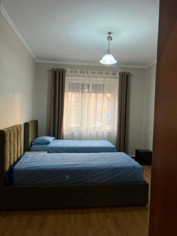 🏢Rruga Fortuzi ,pak minuta  larg Hotel Confort, jepet me qera apartament 2+1i mobiluar. 700 Euro