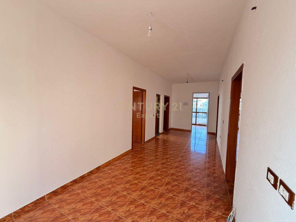 Jepet me qira vilë 4-kateshe pranë Globe Center