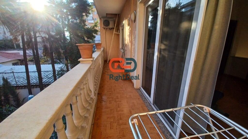 Tek Fakulteti I Inxhinierise Se Ndertimit, Jepet Me Qira Vile, Me Hapesira Te Bollshme Dhe Lokacion Ideal!!!