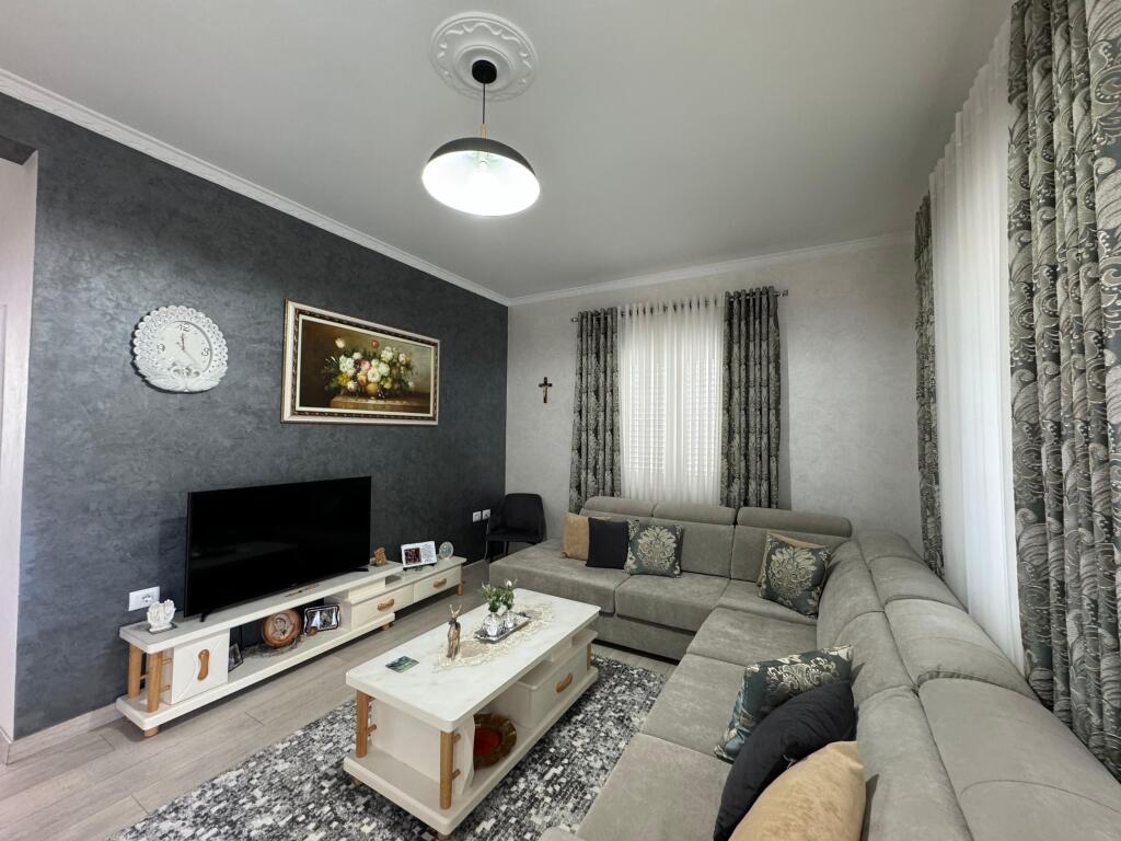 VILAT GJERMANE, JAPIM ME QIRA APARTAMENT 2+1