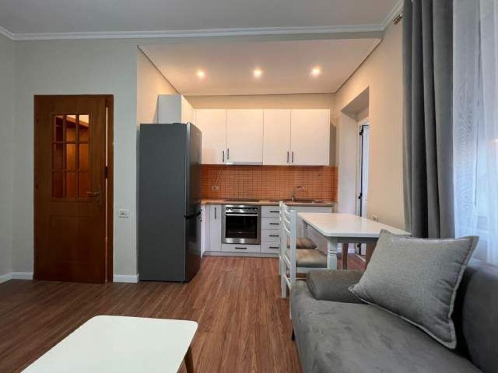 🏢Rruga Fortuzi ,pak minuta  larg Hotel Confort, jepet me qera apartament 2+1i mobiluar. 700 Euro