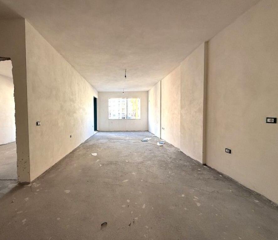 Shitet  2+1+2 tek Kompleksi Mirabella, Oxhaku