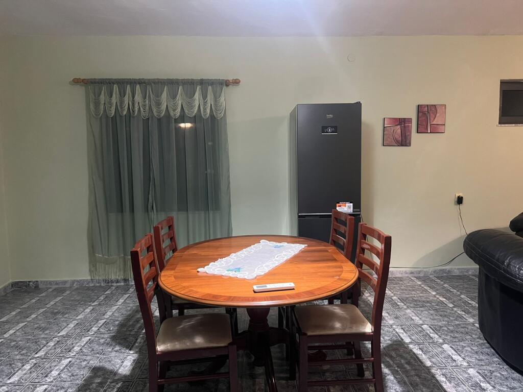 🏠Perballe Shkolles se Mesme“Sami Frasheri”,Rruga Isa Boletini jepet me qera kati i II-te i nje vile,1+1,i mobiluar.500Euro
