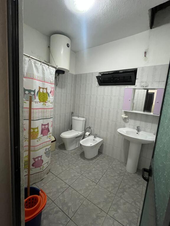 🏠Perballe Shkolles se Mesme“Sami Frasheri”,Rruga Isa Boletini jepet me qera kati i II-te i nje vile,1+1,i mobiluar.500Euro
