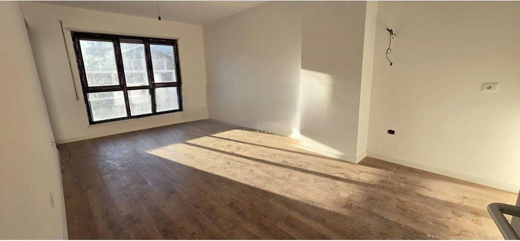 Jepet apartament 2+1 me qera tek Komuna e Parisit! 700 € /Muaj