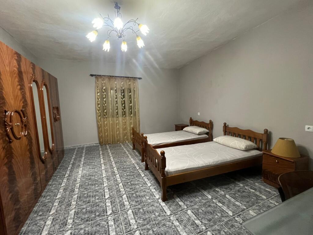 🏠Perballe Shkolles se Mesme“Sami Frasheri”,Rruga Isa Boletini jepet me qera kati i II-te i nje vile,1+1,i mobiluar.500Euro
