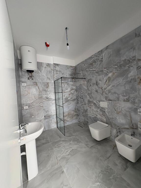 Shiten 3 super apartamente te investuara te shkembi kavajes