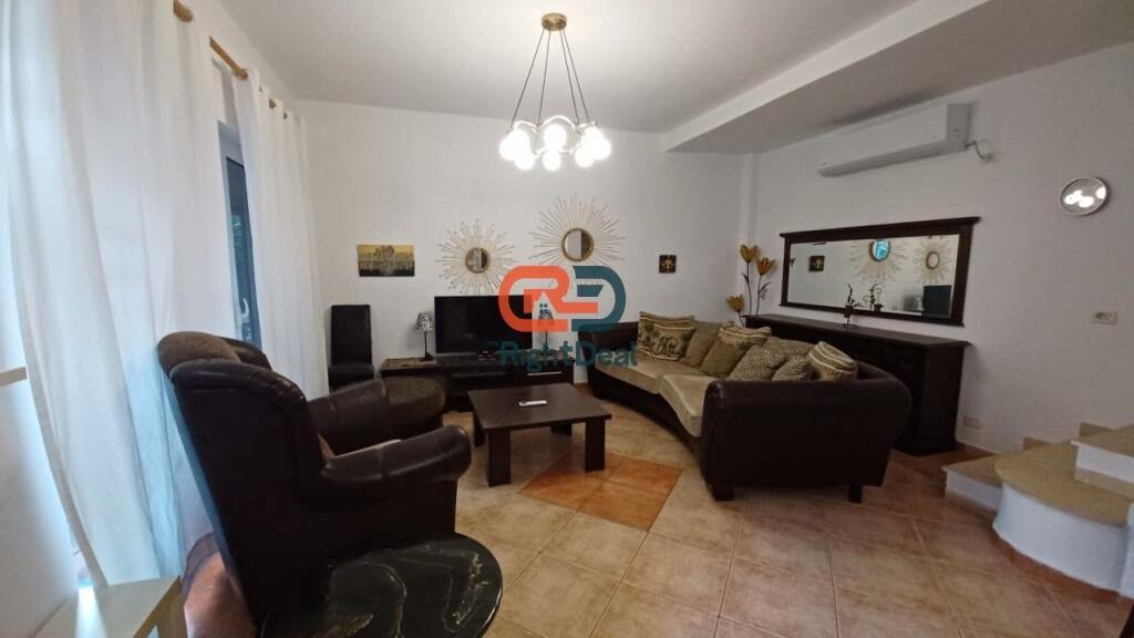 Tek Fakulteti I Inxhinierise Se Ndertimit, Jepet Me Qira Vile, Me Hapesira Te Bollshme Dhe Lokacion Ideal!!!