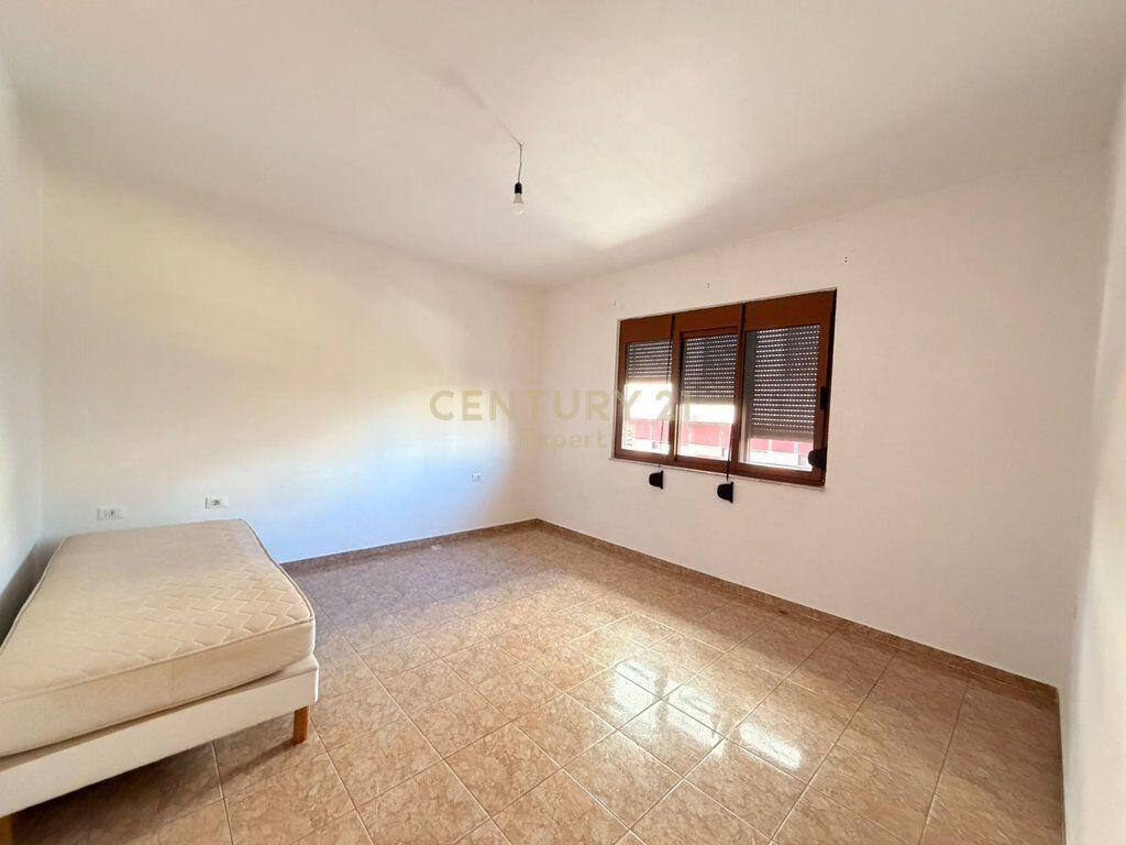 Jepet me qira vilë 4-kateshe pranë Globe Center