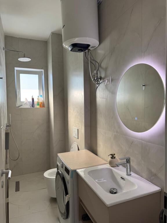 🏢Ne zonen e Freskut,Rezidenca OxA,jepet me qera apartament 1+1+post parkimi,i mobiluar.45,000Leke .    