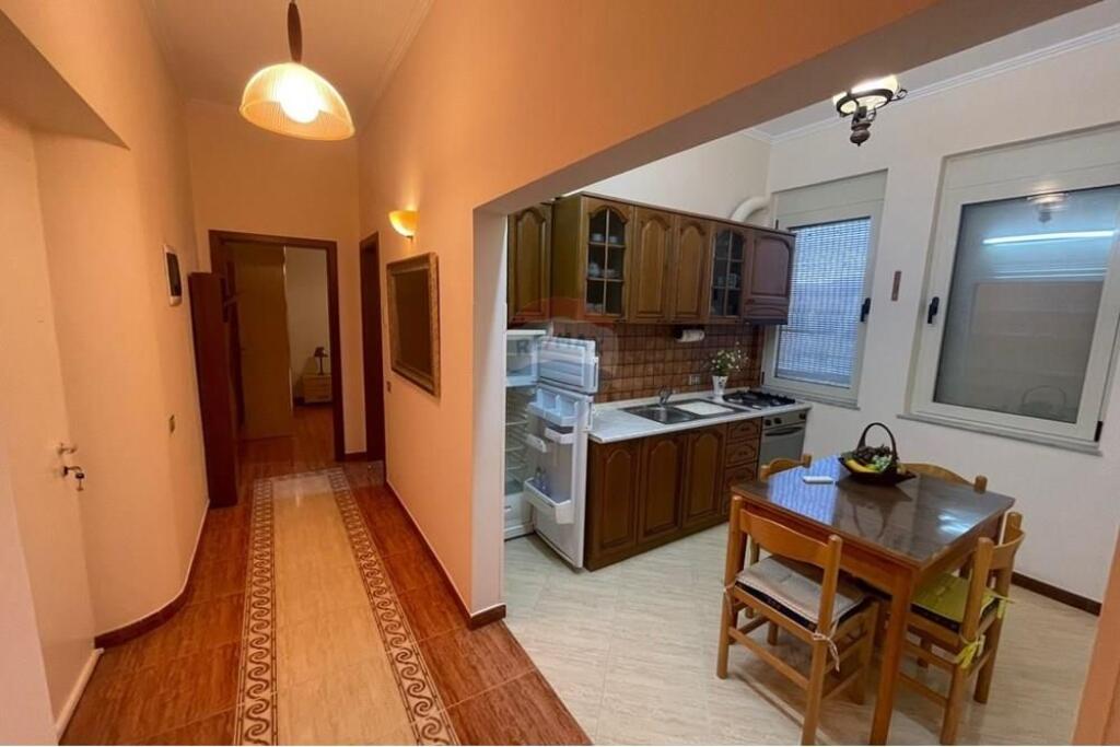 Apartament - Për Qira - Sheshi Skënderbej, Tiranë