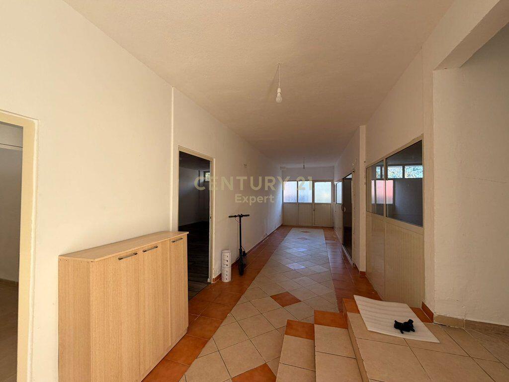 Jepet me qira vilë 4-kateshe pranë Globe Center