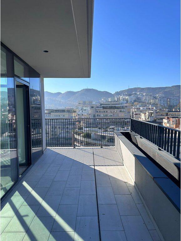 Shitet apartament 3+1+2 +2 poste parkimi LakeView