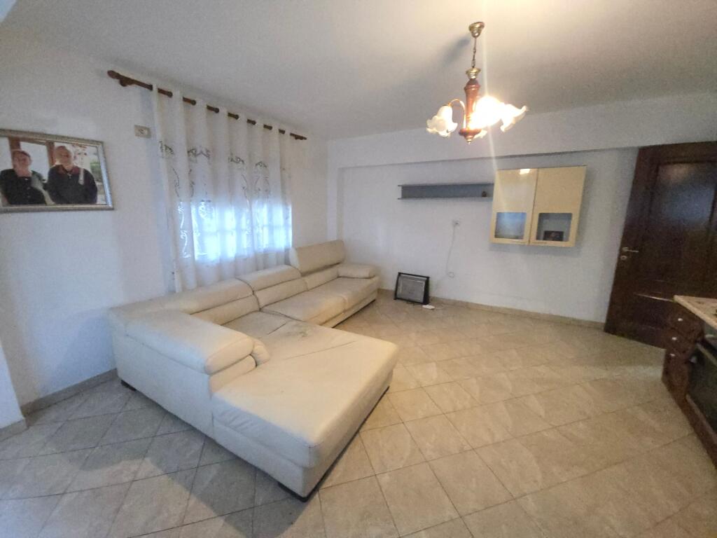 JEPET ME QERA APARTAMENT 2+1 PRANE STADIUMIT DURRES
