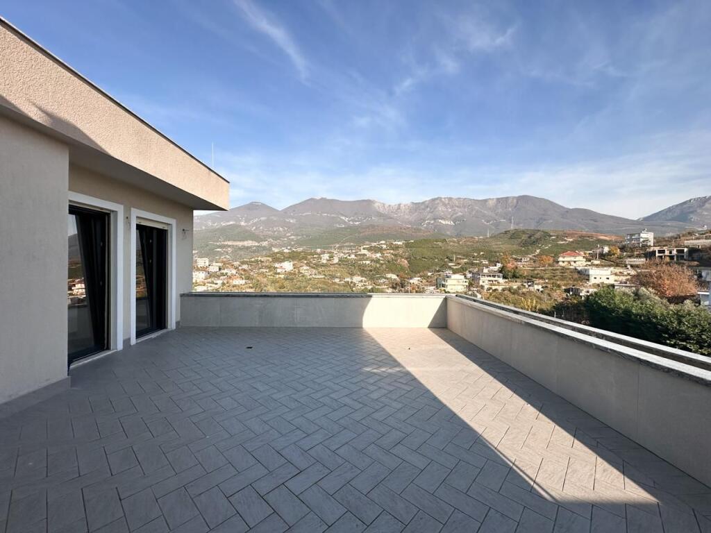 Appartamento 2+1 con veranda in vendita a Farkë