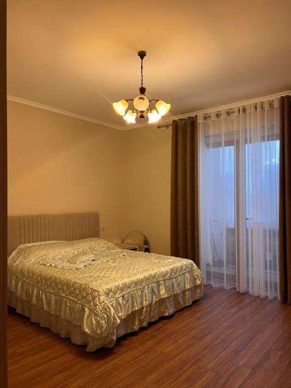 🏢Rruga Fortuzi ,pak minuta  larg Hotel Confort, jepet me qera apartament 2+1i mobiluar. 700 Euro