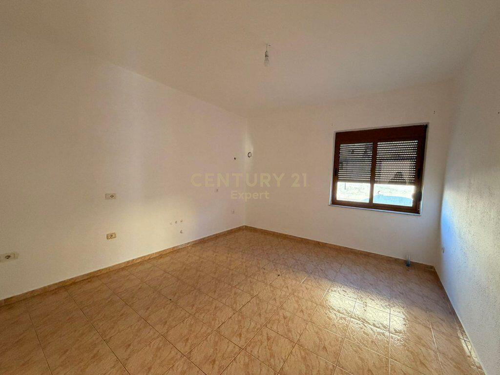 Jepet me qira vilë 4-kateshe pranë Globe Center