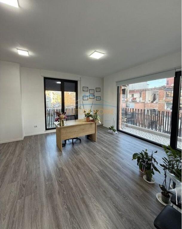 SHITET APARTAMENT 1+1+POST PARKIMI PAZARI I RI, RRUGA QEMAL STAFA