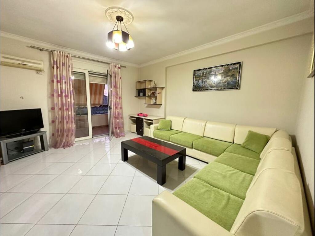 Apartament 1+1+Garazh me Qera Afatgjate - prane restorant Salvadore, Vlore