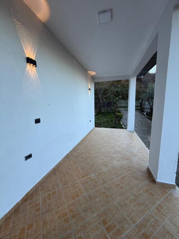 Shitet shtepi private ne petrele