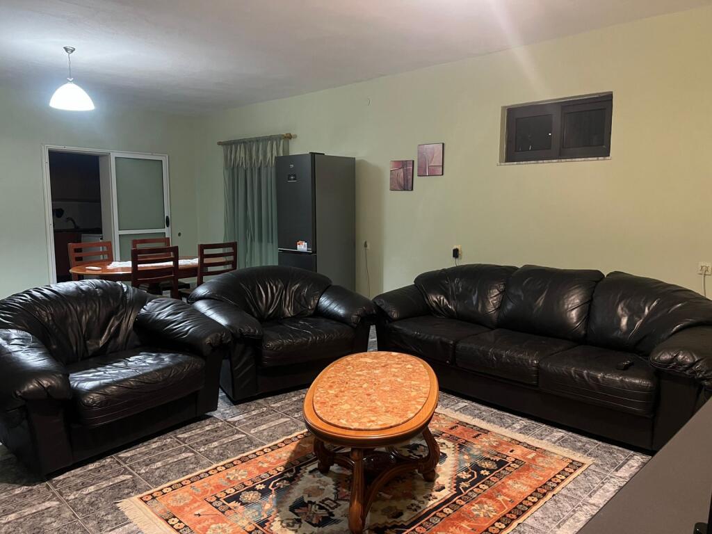 🏠Perballe Shkolles se Mesme“Sami Frasheri”,Rruga Isa Boletini jepet me qera kati i II-te i nje vile,1+1,i mobiluar.500Euro
