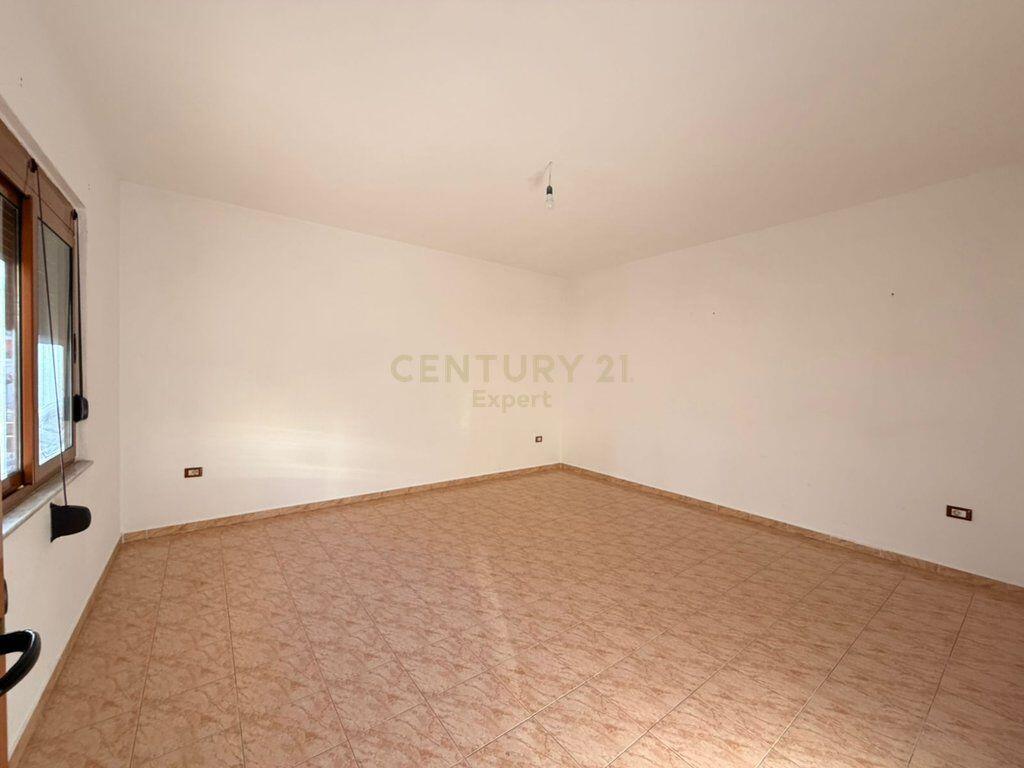 Jepet me qira vilë 4-kateshe pranë Globe Center