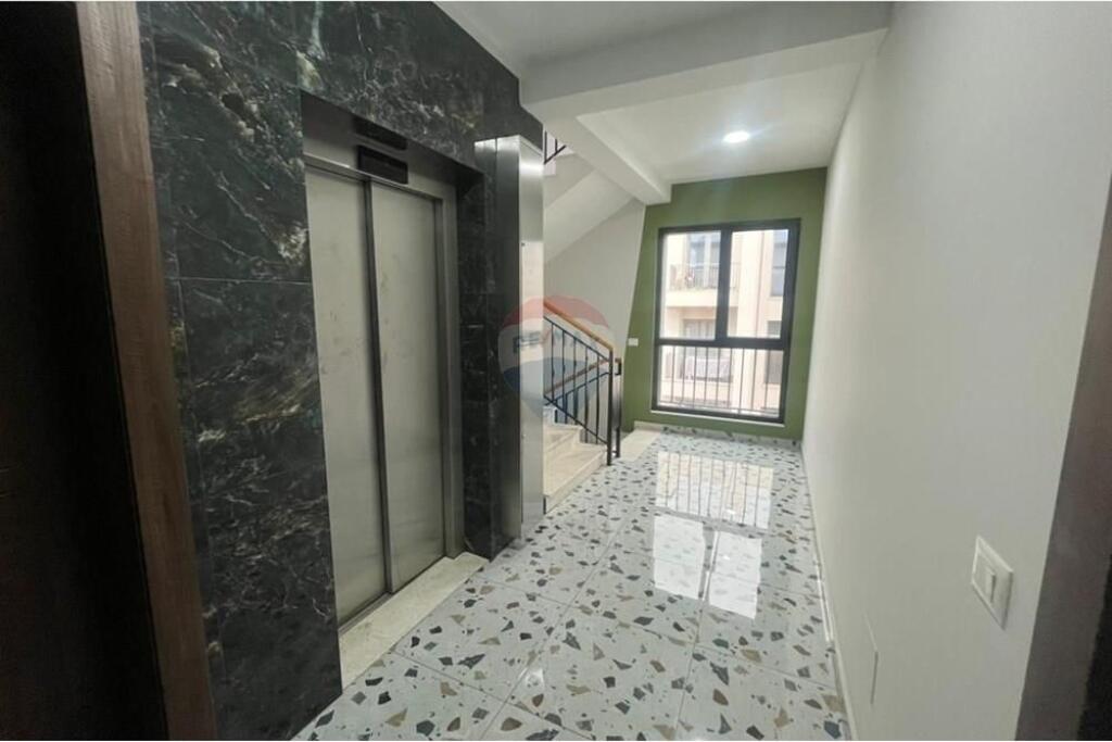 Shitet apartament 2+1+2 tek Liqeni i Thate