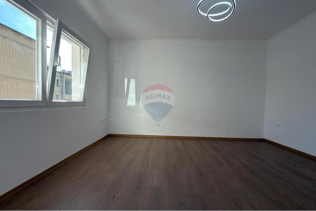 Apartament - Për Shitje - Sheshi Shtraus, Tiranë(ID: 530181047-532)