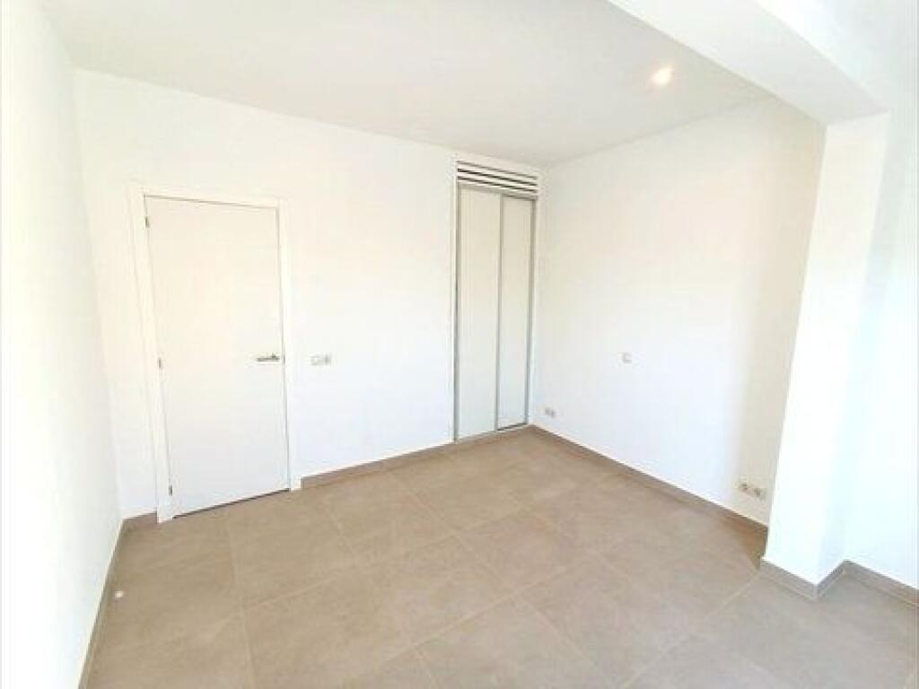 Office for Rent on Kavaja Street (ID BZ2765) Tirana