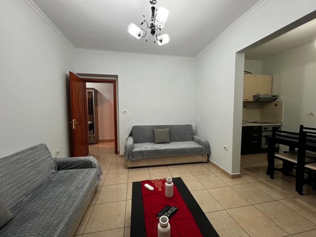 Apartament 1+1 me Qera Afatgjate - Rruga e Dibres, sheshi Medresese Tirane
