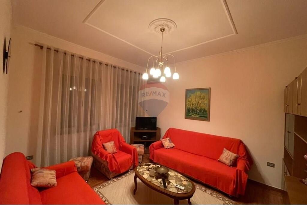 Apartament - Për Qira - Sheshi Skënderbej, Tiranë